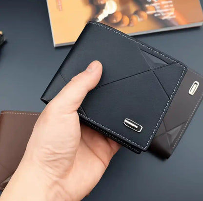 Carteira Masculina Pequena Axion Black na mão mostrando detalhes 