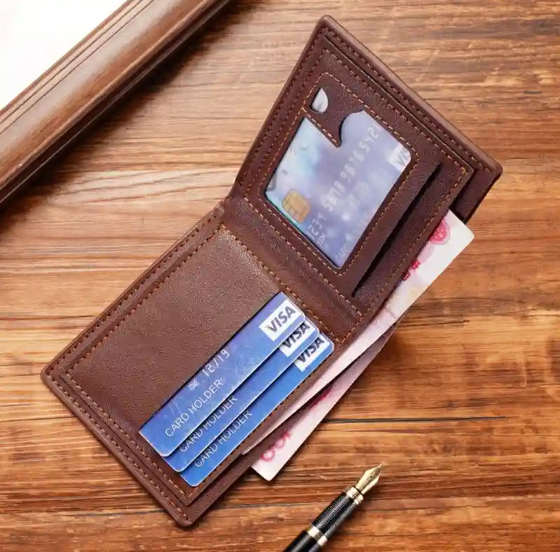 Carteira Masculina Pequena Axion Brown  aberta sobre mesa