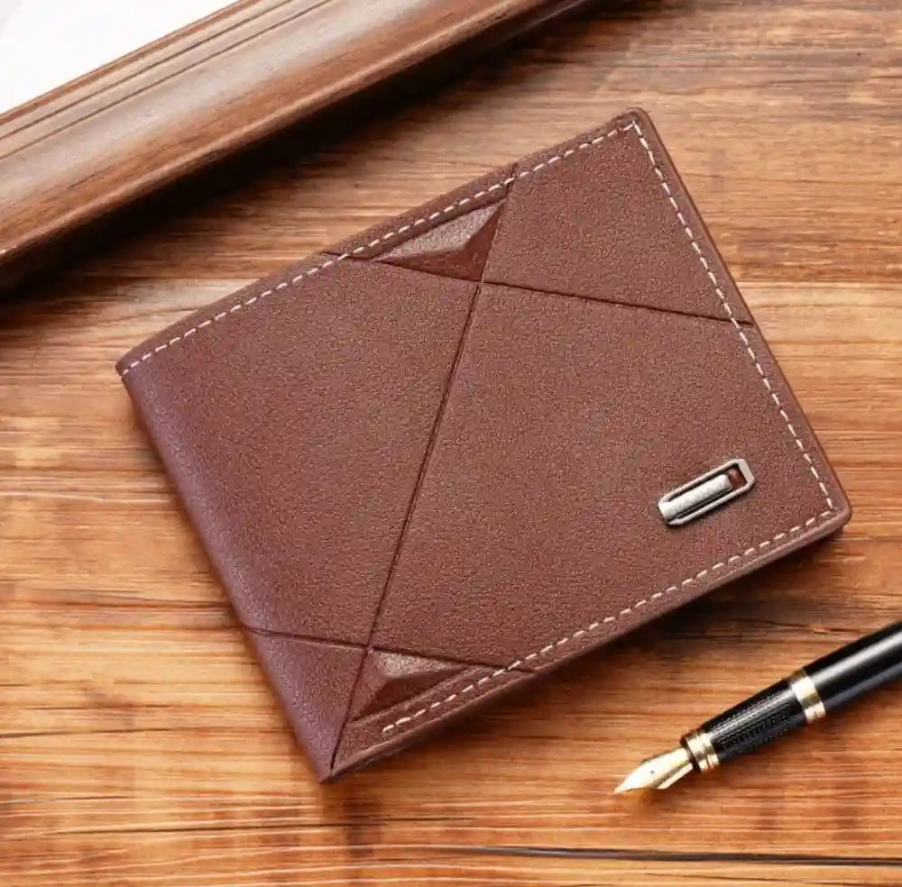 Carteira Masculina Pequena Axion Brown  deitada sobre mesa