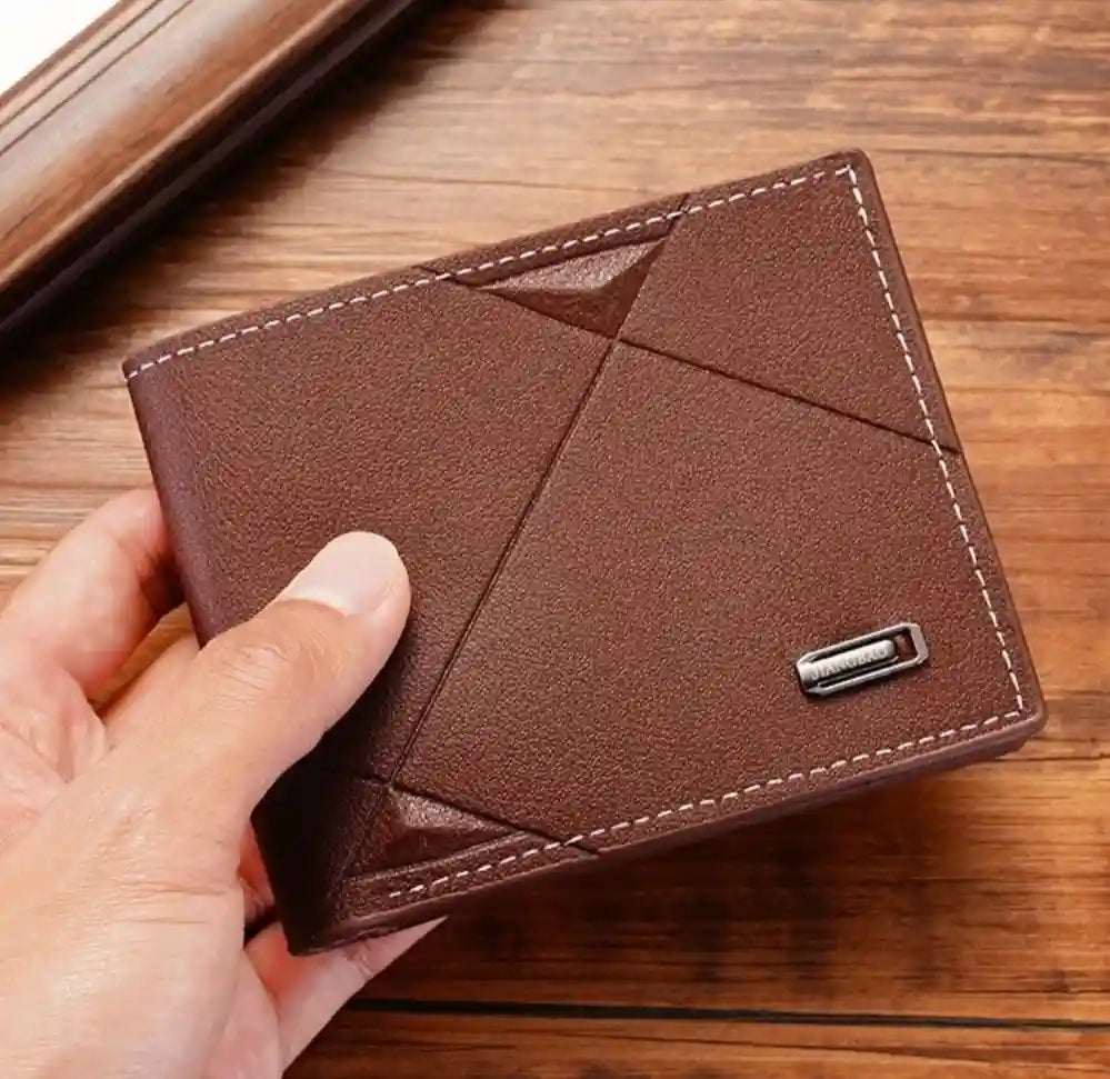 Carteira Masculina Pequena Axion Brown  na mão sobre mesa