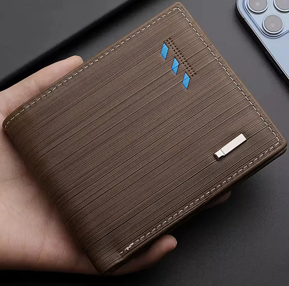 Carteira Masculina Pequena Imperium Brown Na Mão sobre mesa