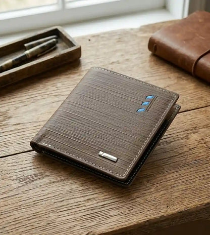 Carteira Masculina Pequena Imperium Brown na mesa de madeira 