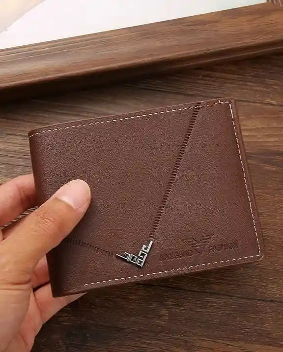 Carteira Masculina Pequena Vantor Brown Na Mão sob fundo de madeira