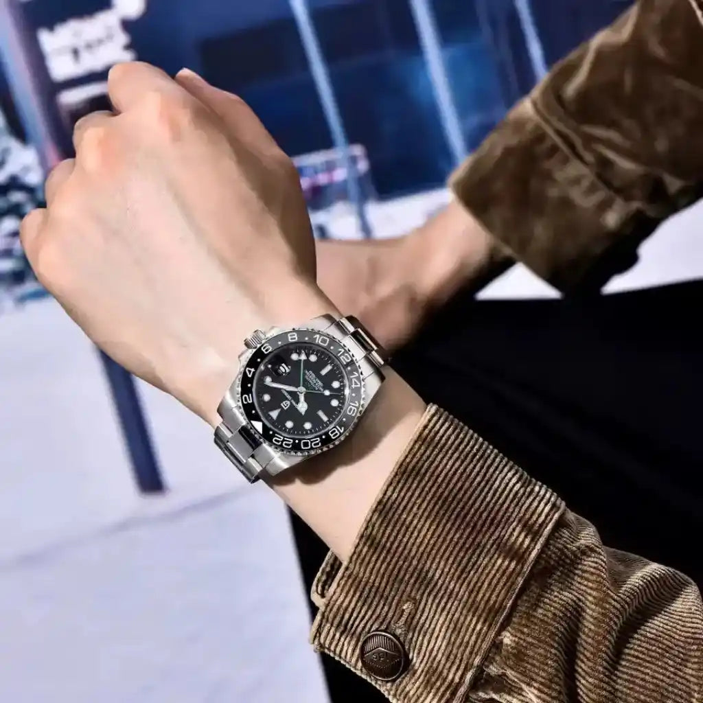 Relógio Automático Masculino Kronos Black sendo usado no pulso evidenciando o design todo preto e o mostrador de 40mm em destaque