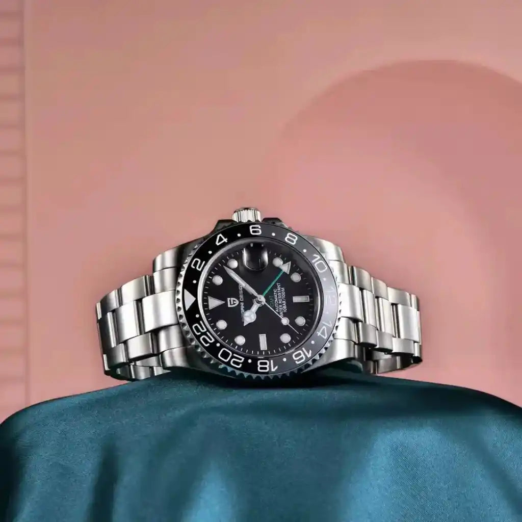 Relógio Automático Masculino Kronos Black em vista lateral sobre pano colorido destacando o design all black e o vidro de safira sintética