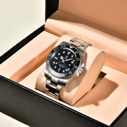 Relógio Automático Masculino Kronos Black apresentado dentro da embalagem premium com suporte evidenciando o mostrador preto e bezel cerâmico