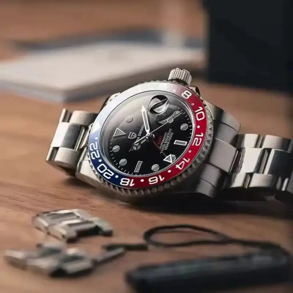 Relógio Automático Masculino Kronos Blue Red deitado sobre mesa de madeira destacando o design bicolor e a pulseira de aço inoxidável