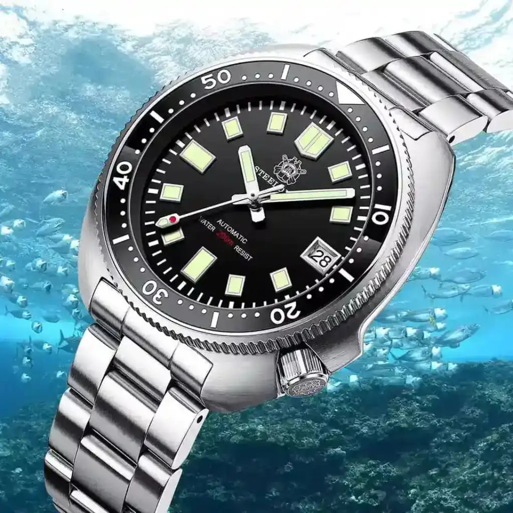 Relógio Automático Masculino Marinor Black submerso em água demonstrando a resistência 