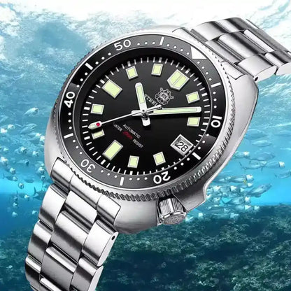 Relógio Automático Masculino Marinor Black submerso em água demonstrando a resistência 