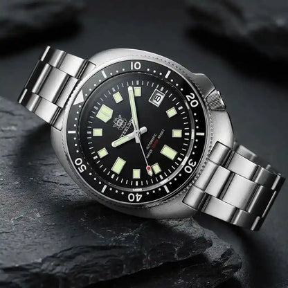 Relógio Automático Masculino Marinor Black deitado sobre pedra natural 