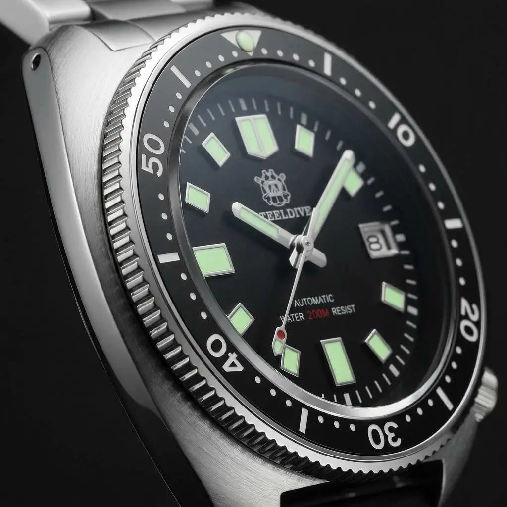 Relógio Automático Masculino Marinor Black em vista lateral destacando a coroa rosqueada 