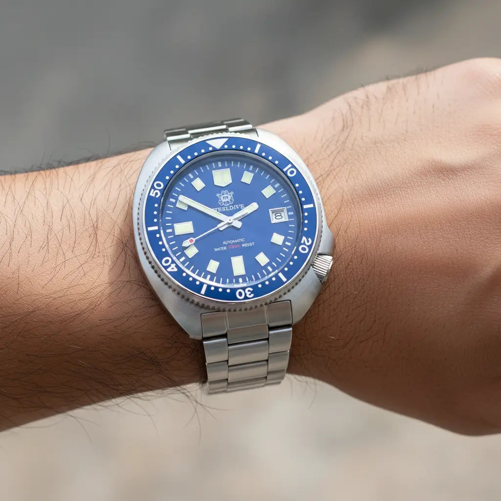 Relógio Automático Masculino Marinor Blue com close nos botões laterais 