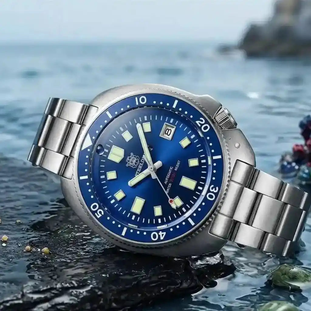 Relógio Automático Masculino Marinor Blue Sobre Pedra à Beira D'Água