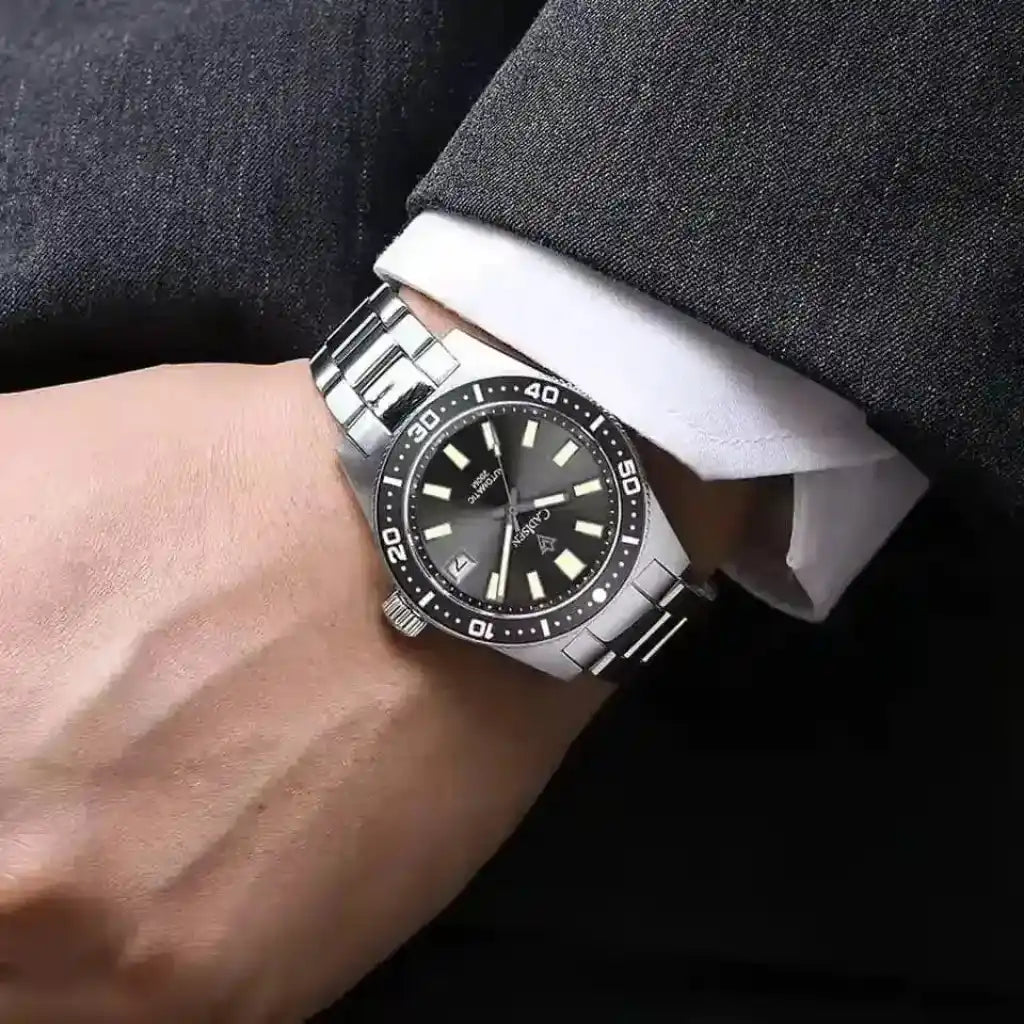 Relógio Automático Masculino Nautic Black sendo usado no pulso 