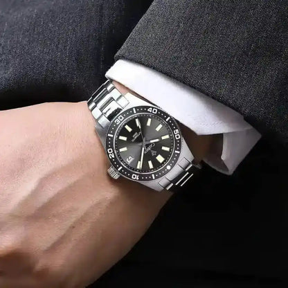 Relógio Automático Masculino Nautic Black sendo usado no pulso 