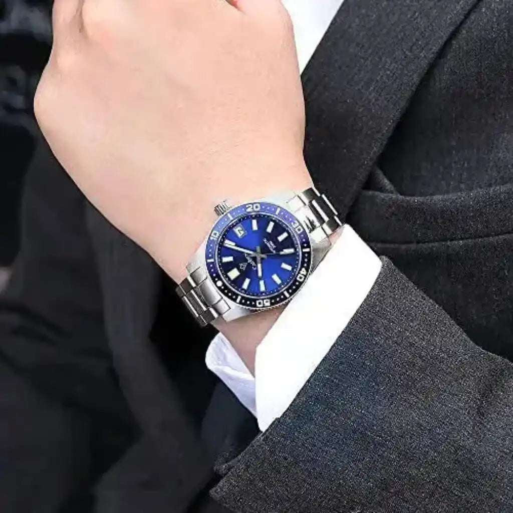 Relógio Automático Masculino Nautic Blue sendo usado no pulso 