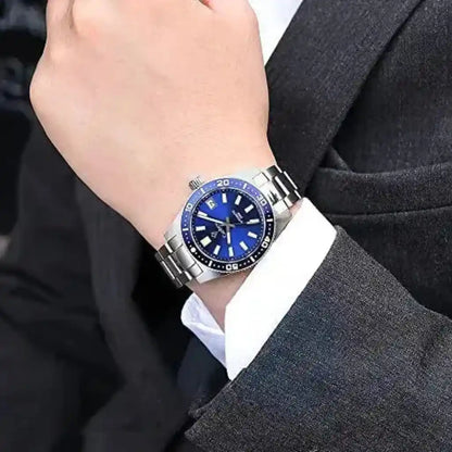 Relógio Automático Masculino Nautic Blue sendo usado no pulso 