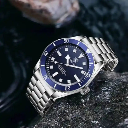 Relógio Automático Masculino Nautic Blue deitado sobre pedra