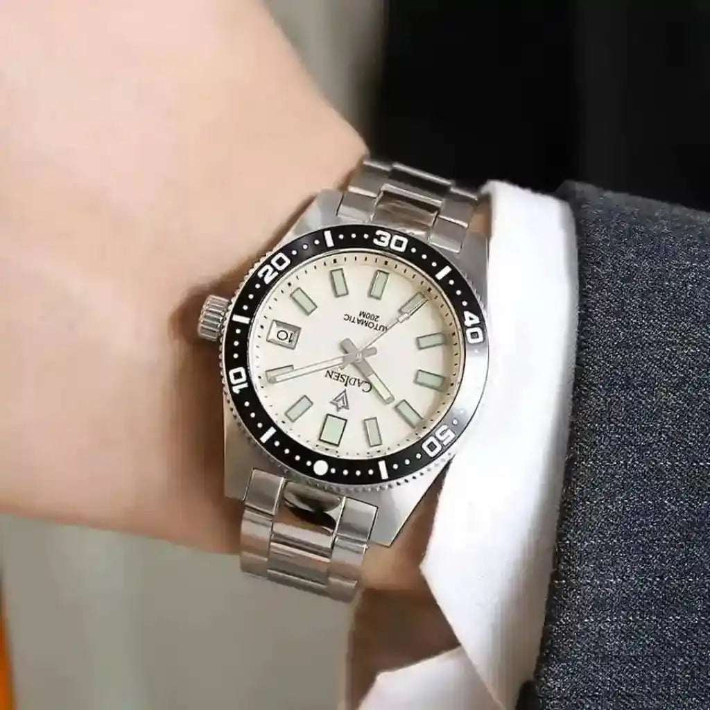 Relógio Automático Masculino Nautic Cream sendo usado no pulso 