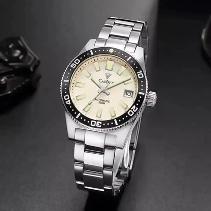 Relógio Automático Masculino Nautic Cream com close nos ponteiros 