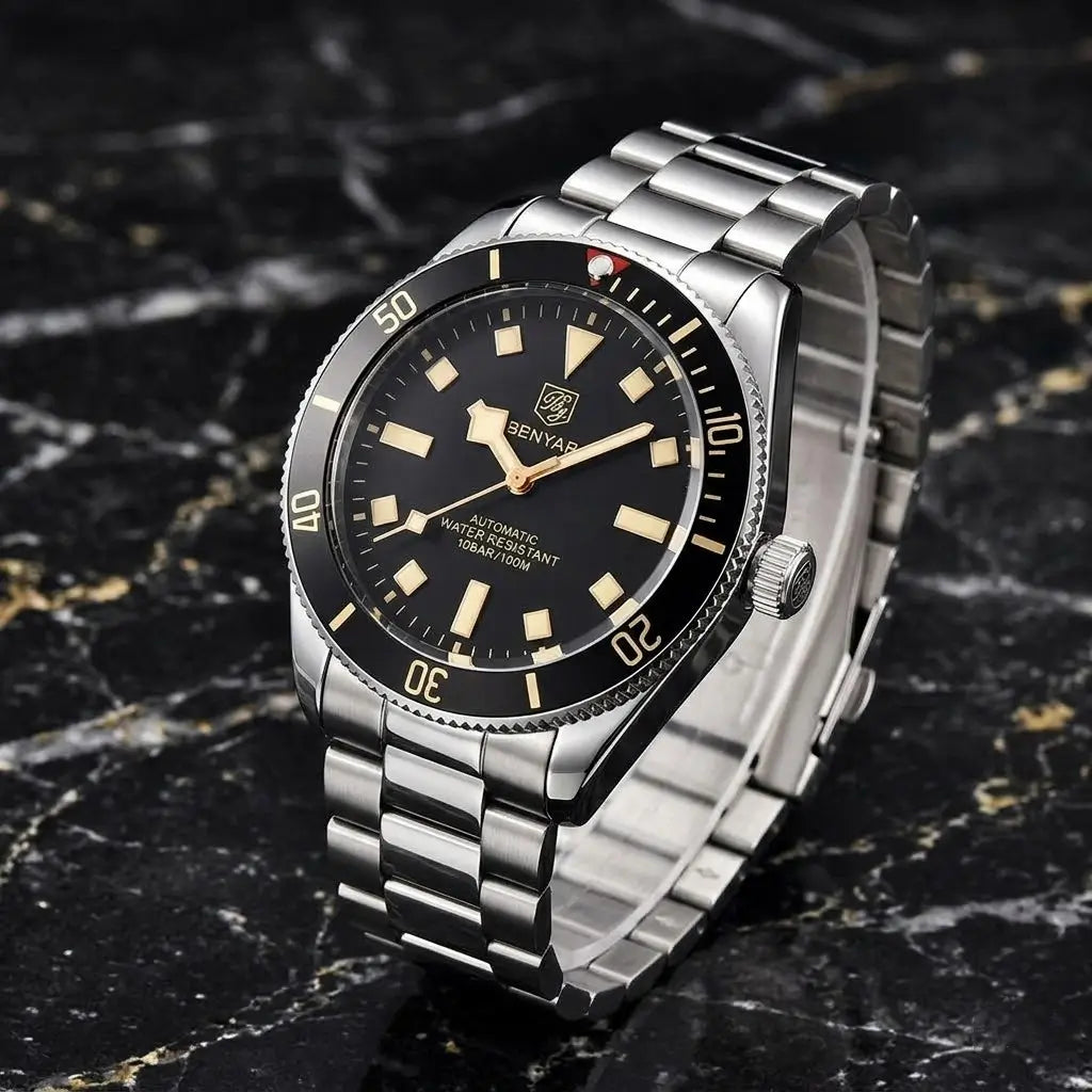 Relógio Automático Masculino Vórtex Black deitado sobre pedra preta 