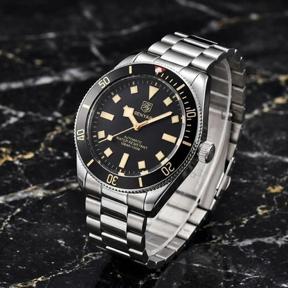 Relógio Automático Masculino Vórtex Black deitado sobre pedra preta 
