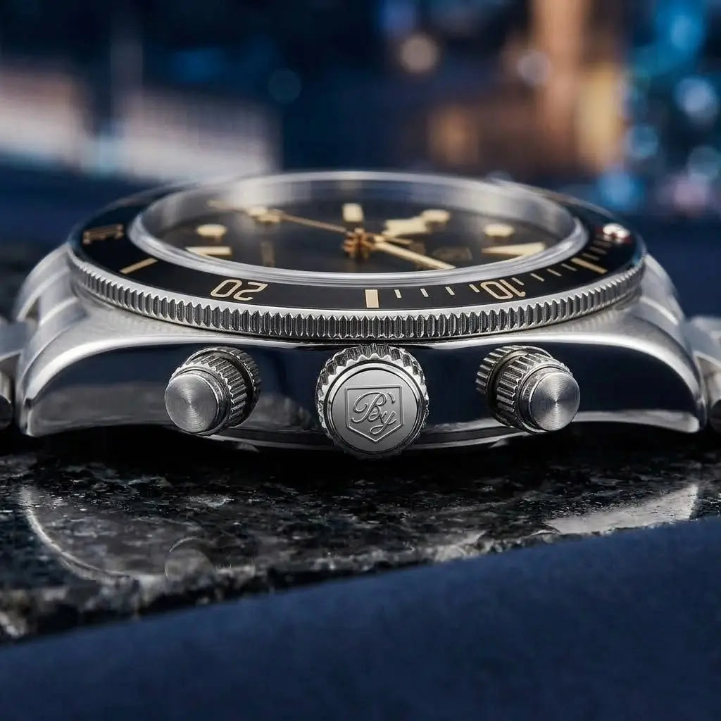 Relógio Automático Masculino Vórtex Black com close nos botões laterais 