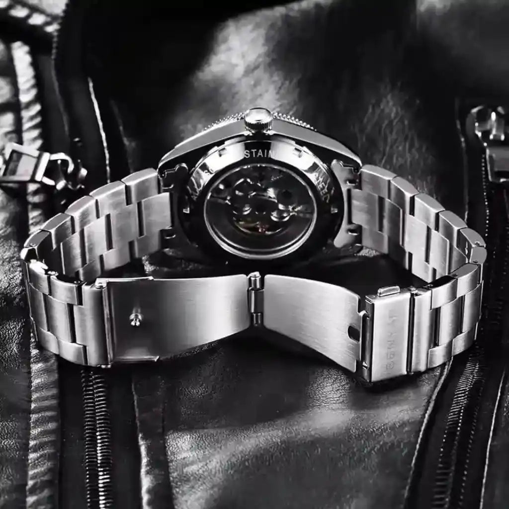 Relógio Automático Masculino Vórtex Black com close no fecho dobável 