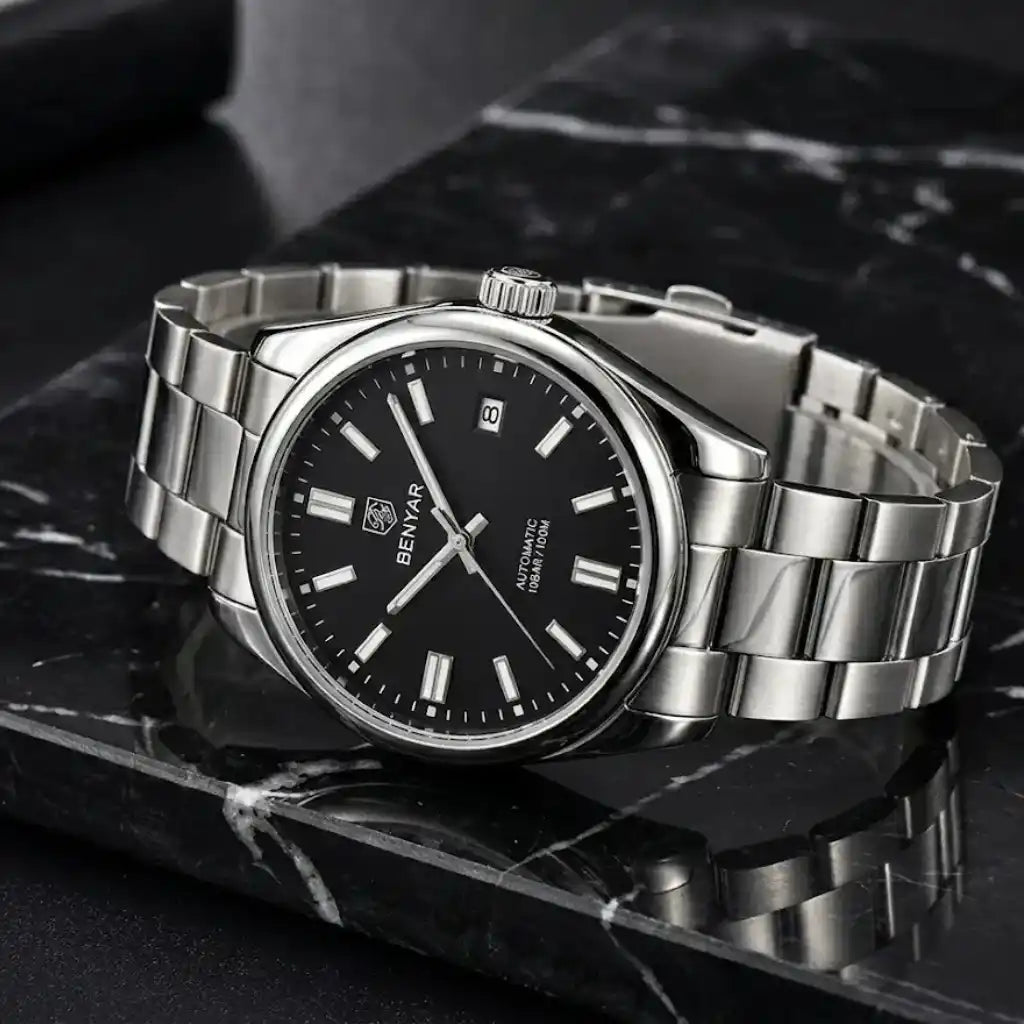 Relógio Automático Masculino Zaren Black deitado sobre pedra natural evidenciando o design elegante e a resistência de até 100 metros