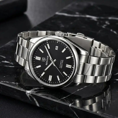 Relógio Automático Masculino Zaren Black deitado sobre pedra natural evidenciando o design elegante e a resistência de até 100 metros