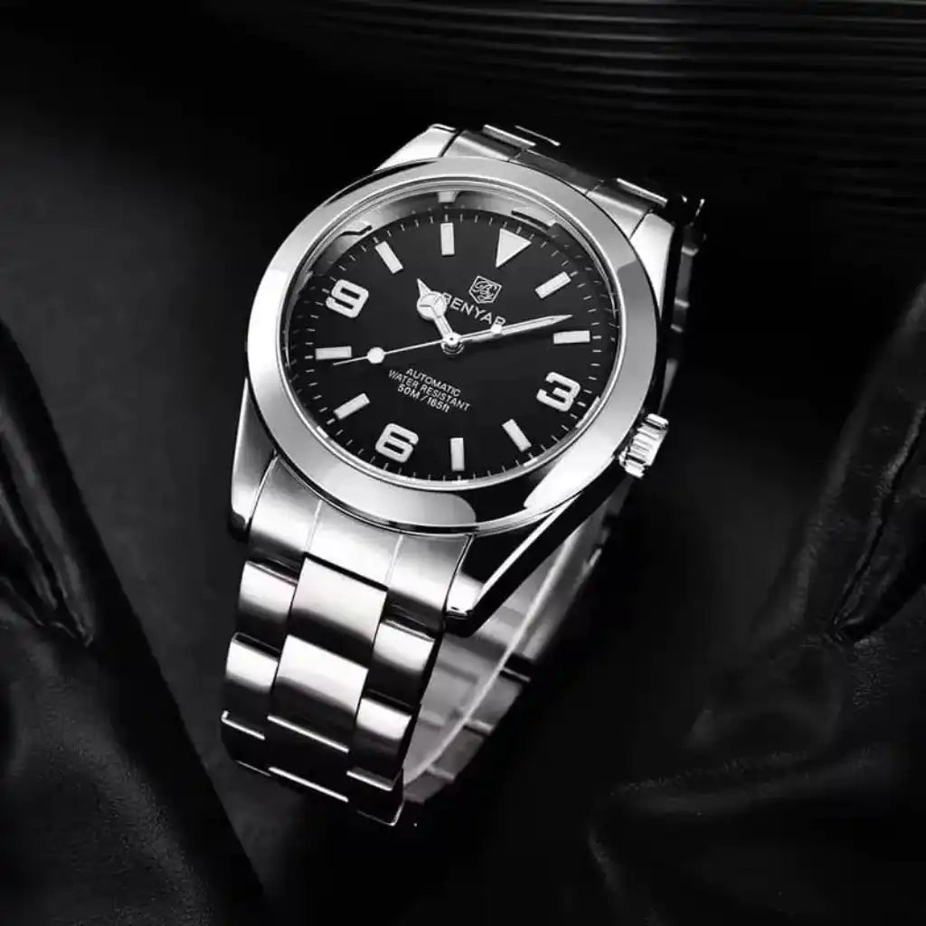 Relógio Automático Masculino Zaren Black com close no mostrador preto exibindo ponteiros luminosos e detalhes premium do movimento automático