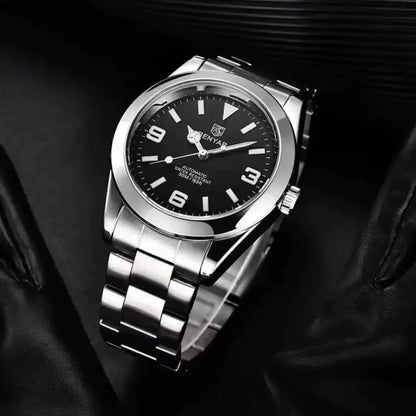 Relógio Automático Masculino Zaren Black com close no mostrador preto exibindo ponteiros luminosos e detalhes premium do movimento automático