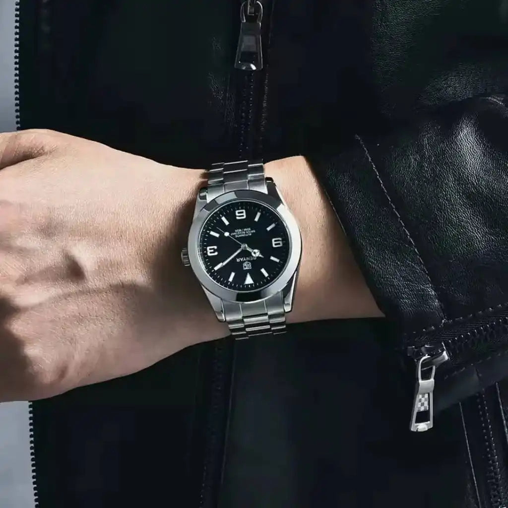 Relógio Automático Masculino Zaren Black sendo usado no pulso evidenciando o mostrador preto elegante de 39mm e a pulseira de aço inoxidável