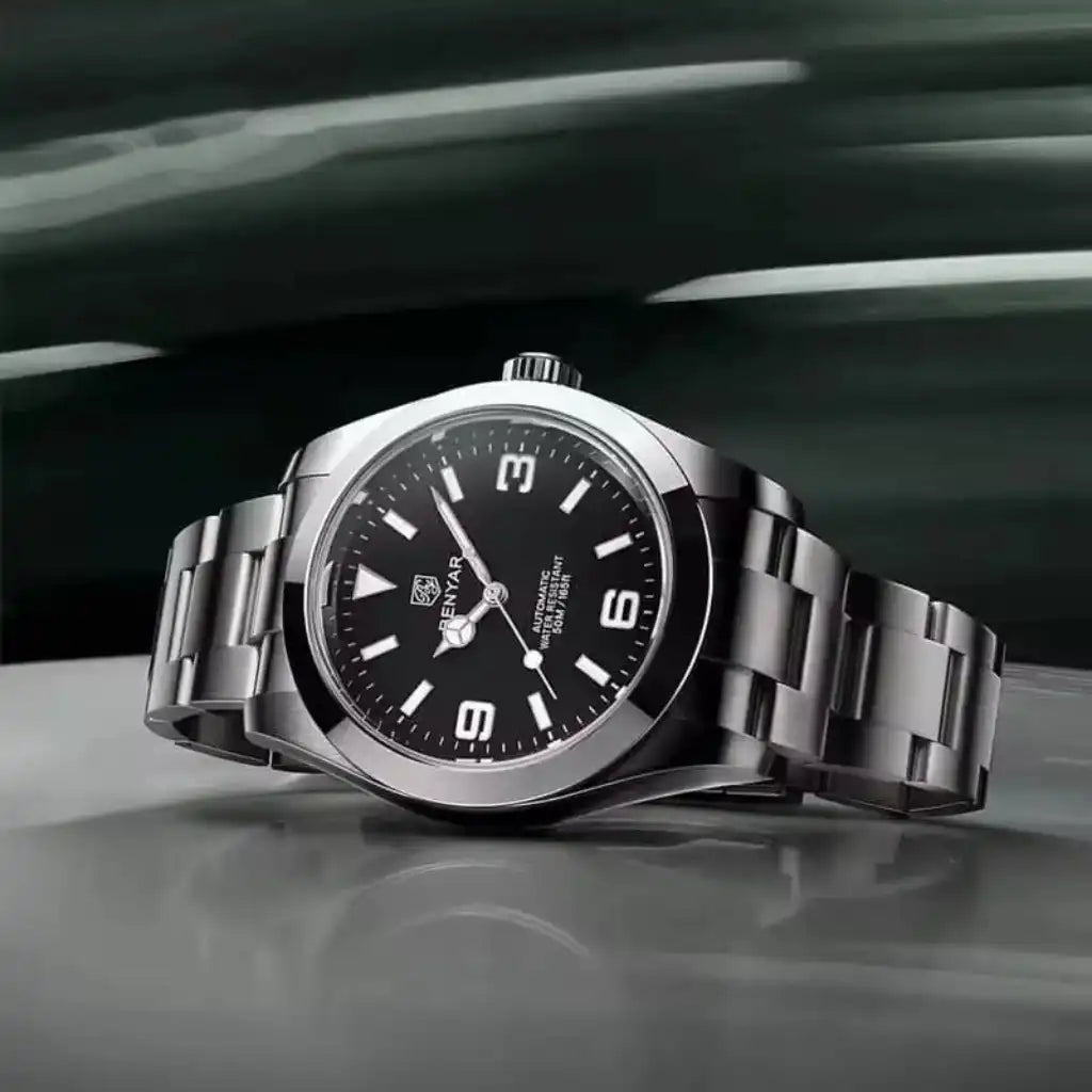 Relógio Automático Masculino Zaren Black em vista lateral evidenciando a espessura fina de 11,7mm e o perfil elegante da caixa em aço inoxidável