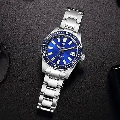 Relógio Automático Nautic Blue Prateado sobre uma superfície mostrando detalhes do acabamento 