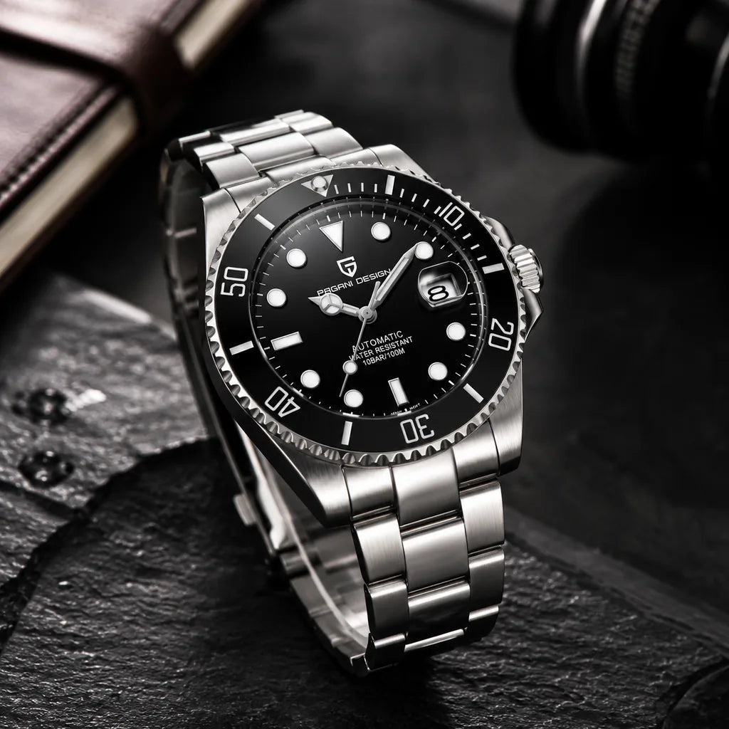 Relógio Masculino Automático Cobalt Black em pé sobre mesa
