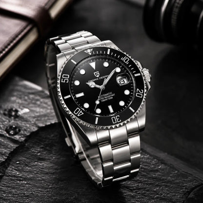Relógio Masculino Automático Cobalt Black em pé sobre mesa