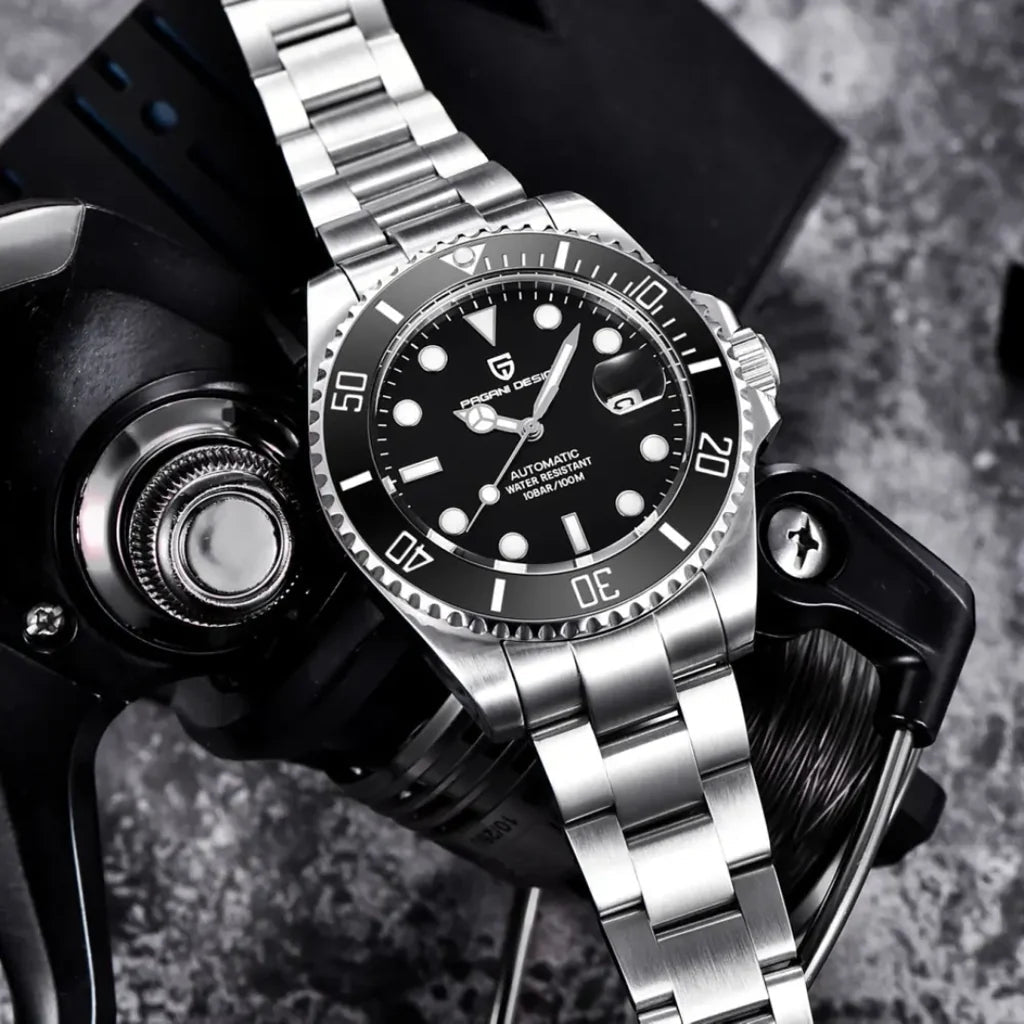 Relógio Masculino Automático Cobalt Black em pé sobre superfície