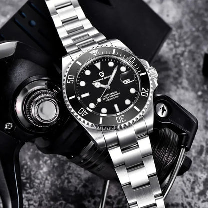Relógio Masculino Automático Cobalt Black em pé sobre superfície