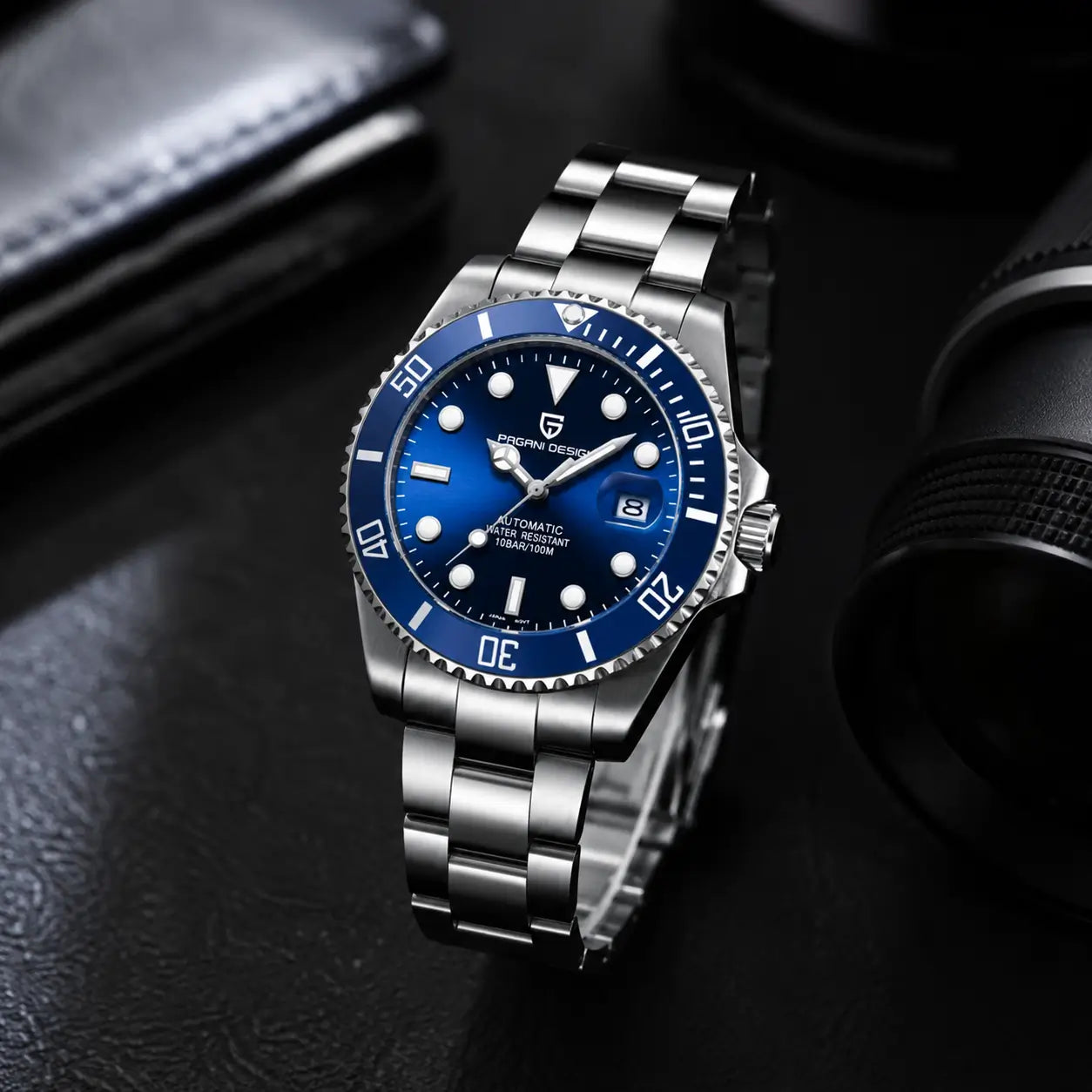 Relógio Masculino Automático Cobalt Blue em pé sobre superfície