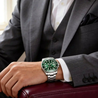 Relógio Masculino Automático Cobalt Green no pulso com terno
