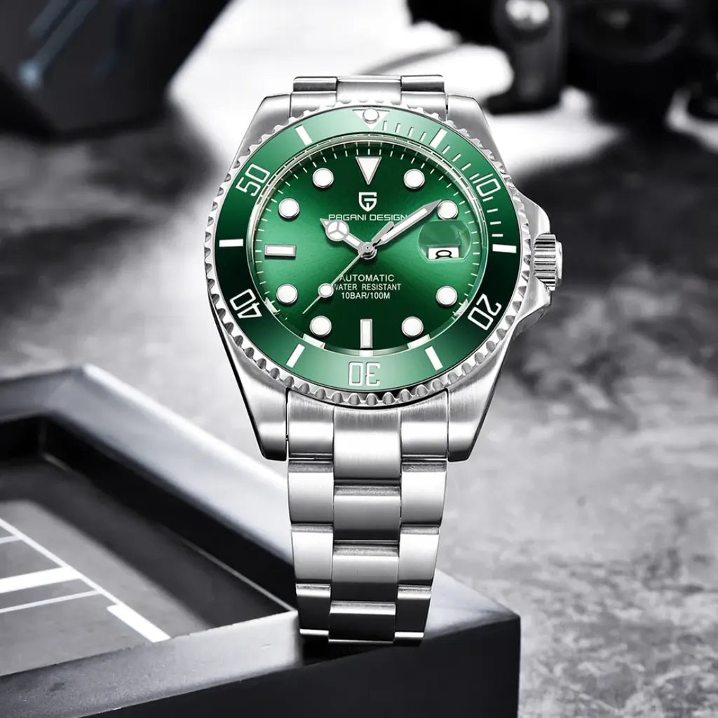 Relógio Masculino Automático Cobalt Green em pé sobre livro