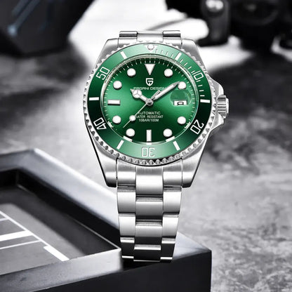 Relógio Masculino Automático Cobalt Green em pé sobre livro