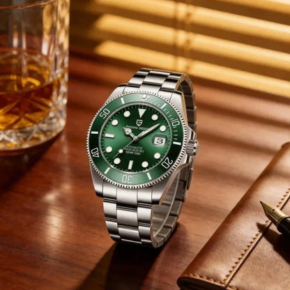 Relógio Masculino Automático Cobalt Green sobre mesa com copo