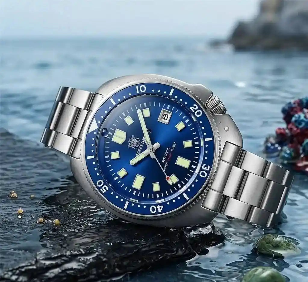 Relógio Masculino Automático Marinor Blue sobre uma pedra na água 