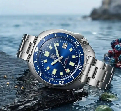 Relógio Masculino Automático Marinor Blue sobre uma pedra na água 
