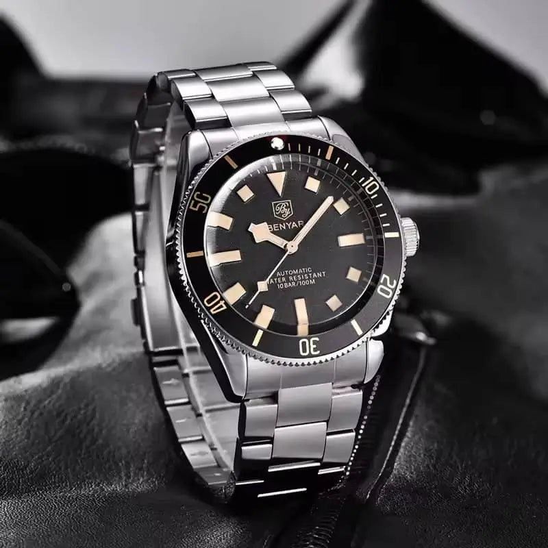  Relógio Masculino Automático Vórtex Black  Detalhes do mostrador sobre uma mesa 