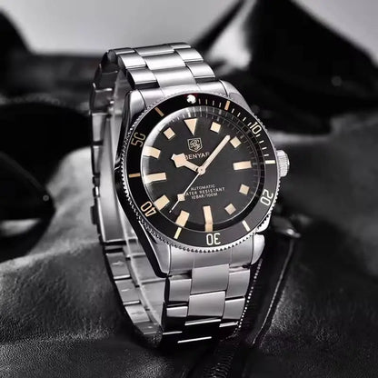  Relógio Masculino Automático Vórtex Black  Detalhes do mostrador sobre uma mesa 