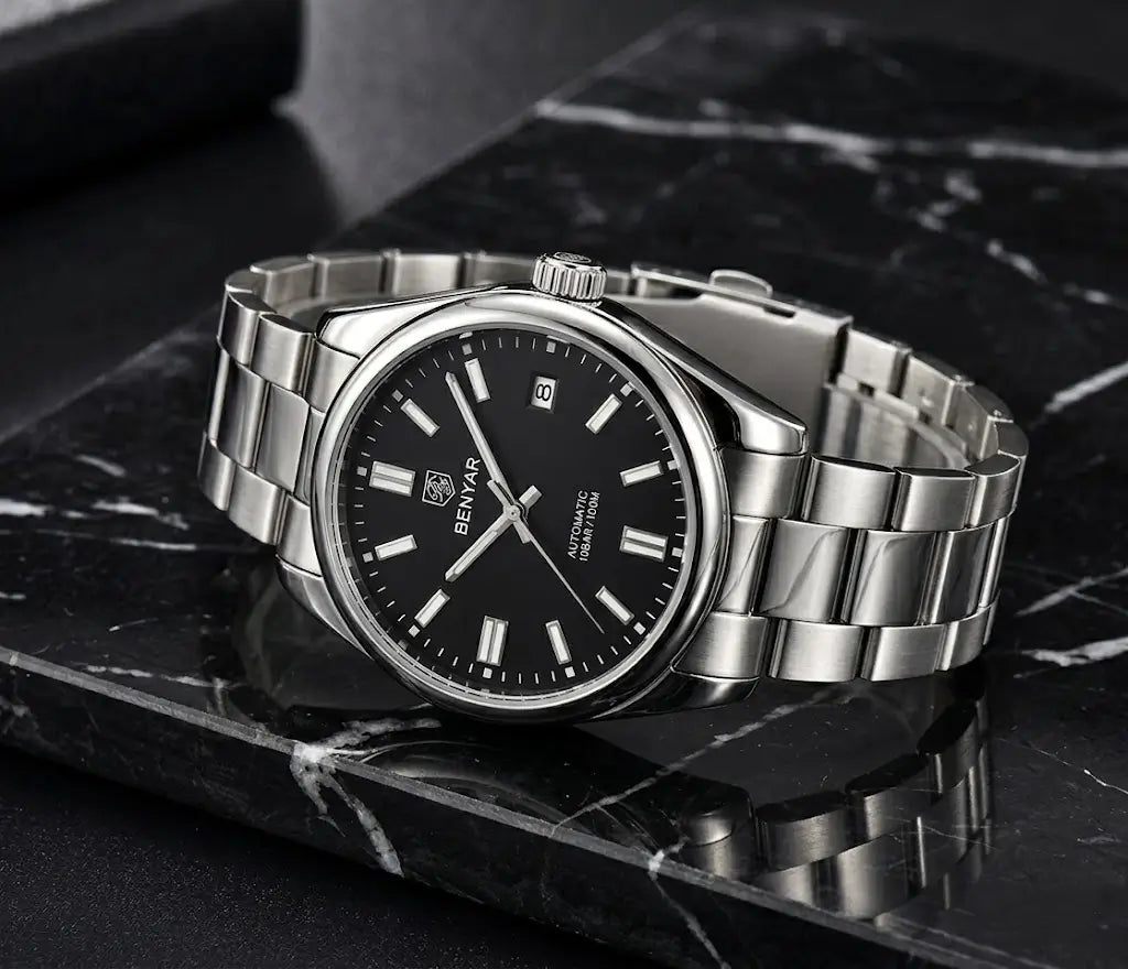 Relógio Masculino Automático Zaren Black deitado sobre uma pedra 