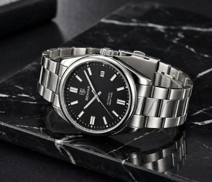 Relógio Masculino Automático Zaren Black deitado sobre uma pedra 